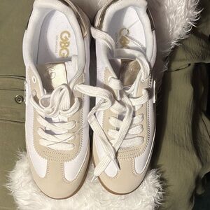 GBG Los Ángeles .Women's White and Cream Sneakers